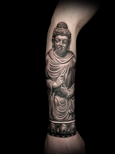 TATTOO · TATTOO ARM · Mann · Realismus · Kris · Buddha